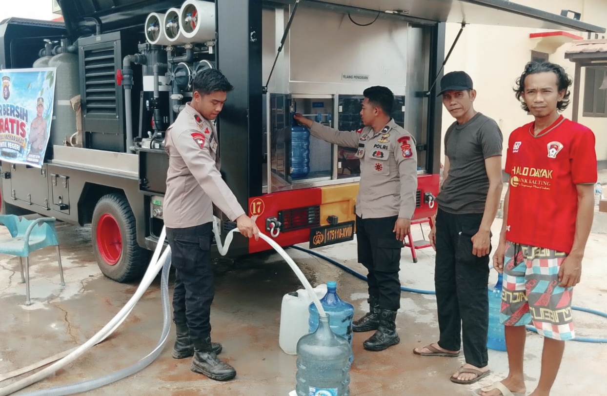 Brimob Kalteng Hadir di Tengah Masyarakat, Bagikan Air Bersih pada Kegiatan MTQ di Kuala Kuayan